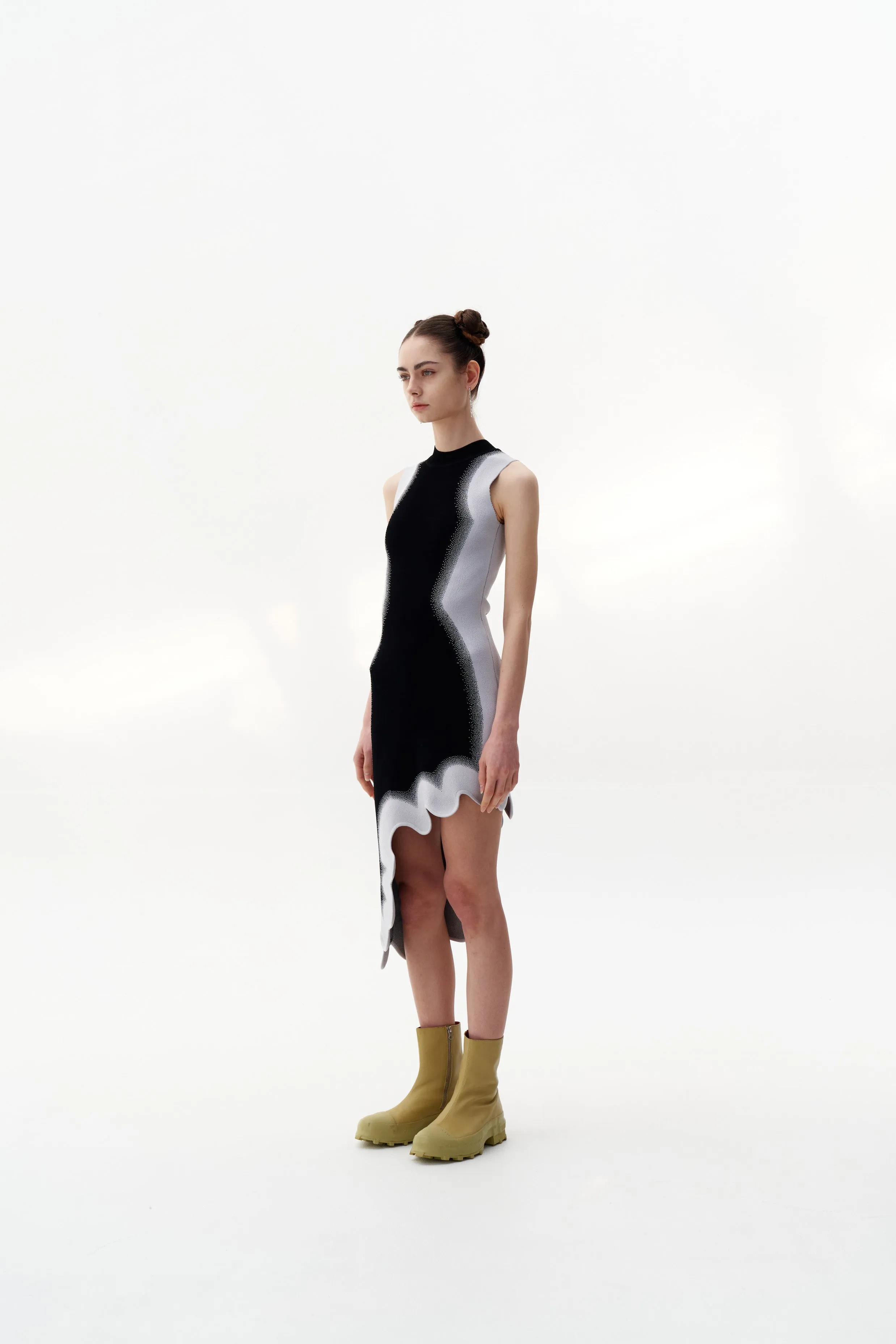 MIA SIGNATURE WAVY DRESS IN SPRAY PRINT